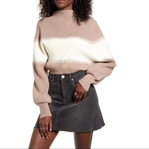 Medium contrast funnel neck sweater